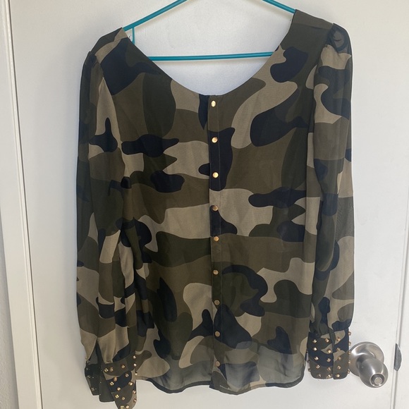 Studded chiffon camo top high low - Picture 2 of 6